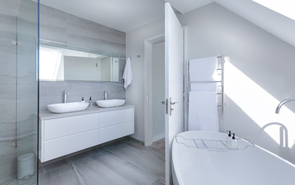 Hoe verwijder je kalkaanslag in de badkamer?